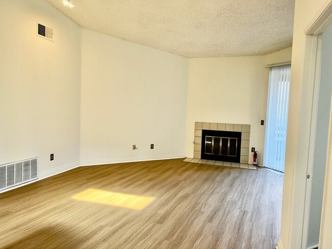 7354 Mission Trails Dr in Santee, CA - Foto de edificio - Building Photo