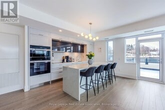 259 The Kingsway in Toronto, ON - Building Photo - Building Photo