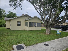 2121 NW 28th St in Oakland Park, FL - Building Photo - Building Photo