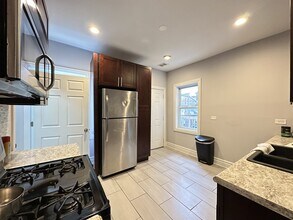 723 N Elizabeth St, Unit J07P in Chicago, IL - Building Photo - Building Photo