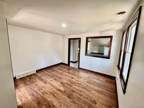 15511 N Park Ave, Unit 2 in Eastpointe, MI - Building Photo - Building Photo