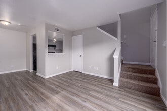 Huntington at Stonefield in Houston, TX - Building Photo - Interior Photo