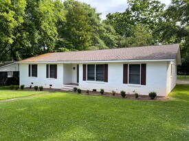 607 Floral St in Opelika, AL - Building Photo