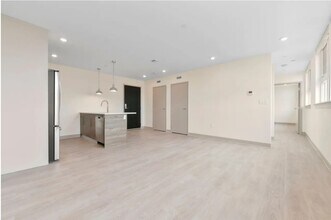 400 Dorchester St, Unit Unit 203 in Boston, MA - Building Photo - Building Photo