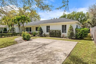 11720 SW 81st Rd in Miami, FL - Building Photo - Building Photo