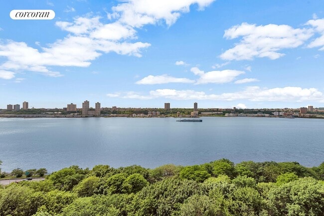 137 Riverside Dr in New York, NY - Building Photo - Building Photo
