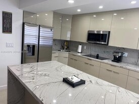 1560 W 46th St in Hialeah, FL - Building Photo