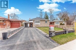 137 Janray Dr in Toronto, ON - Building Photo