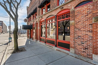 200 River Place Dr, Unit Loft 20 in Detroit, MI - Foto de edificio - Building Photo