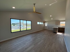 1320 E Iris Ave, Unit 2 in McAllen, TX - Building Photo - Building Photo