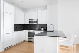 130 Water St in New York, NY - Building Photo - Building Photo
