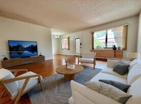 801 SW 133rd Terrace, Unit APARTMENT in Pembroke Pines, FL - Building Photo