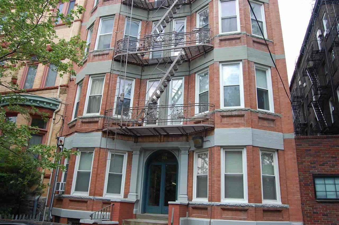 106 11th St in Hoboken, NJ - Building Photo