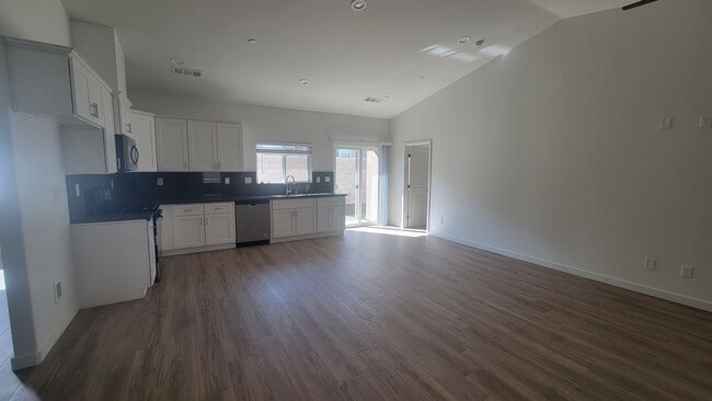 8407 Grandy St in Bakersfield, CA - Building Photo - Building Photo