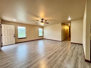 1601 Lawter Rd in Weatherford, OK - Foto de edificio - Building Photo