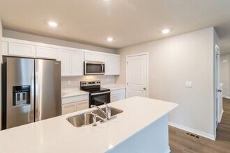 1227 NW Williamsburg Ln in Waukee, IA - Building Photo - Building Photo