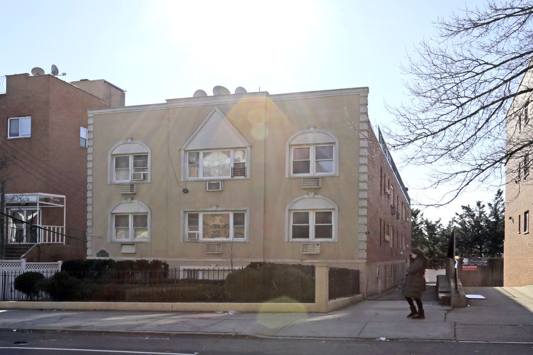 119-50 Metropolitan Ave in Kew Gardens, NY - Building Photo