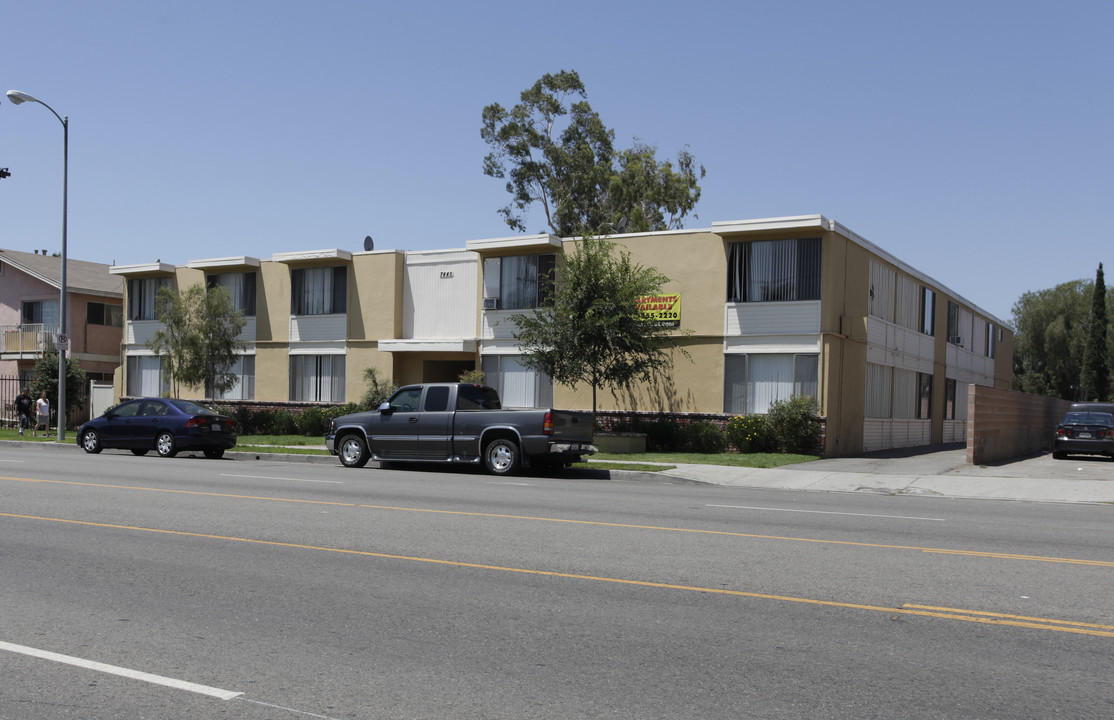 7445 Vineland Ave in Sun Valley, CA - Building Photo