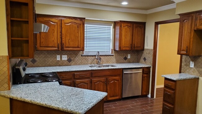 property at 2813 Green Oaks Dr