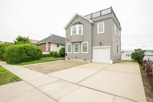 733 E Walnut St in Long Beach, NY - Building Photo