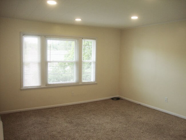 325 Mercer St, Unit 201 in Volant, PA - Building Photo - Building Photo