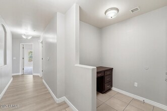 5350 E Deer Valley Dr in Phoenix, AZ - Building Photo - Building Photo