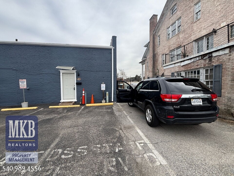 17 S College Ave in Salem, VA - Building Photo