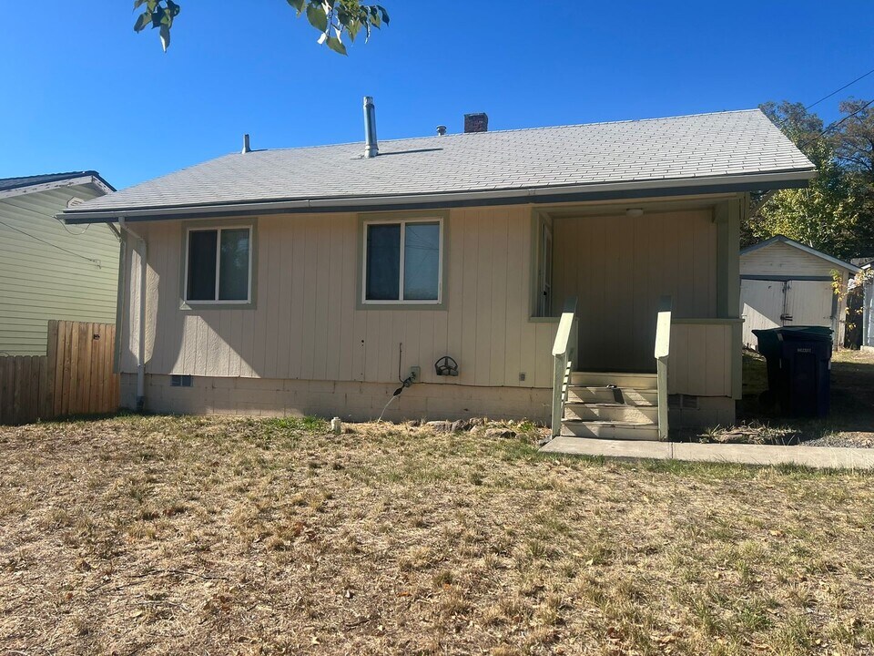 754 California Ave in Klamath Falls, OR - Foto de edificio