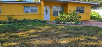 112 Newton Rd in West Park, FL - Building Photo