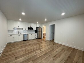 209 NE Monroe St, Unit #209B in Portland, OR - Building Photo - Building Photo