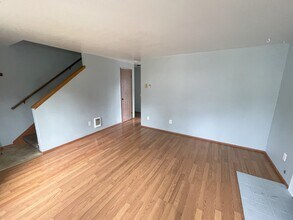 10 107th St SE, Unit B in Everett, WA - Foto de edificio - Building Photo