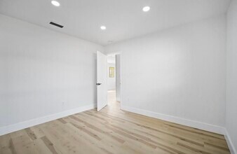 1521 NE 148th St in Miami, FL - Foto de edificio - Building Photo