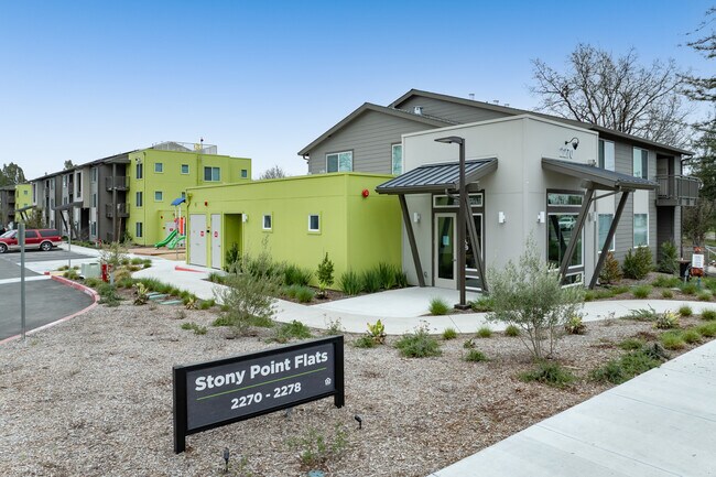 Stony Point Flats in Santa Rosa, CA - Foto de edificio - Building Photo