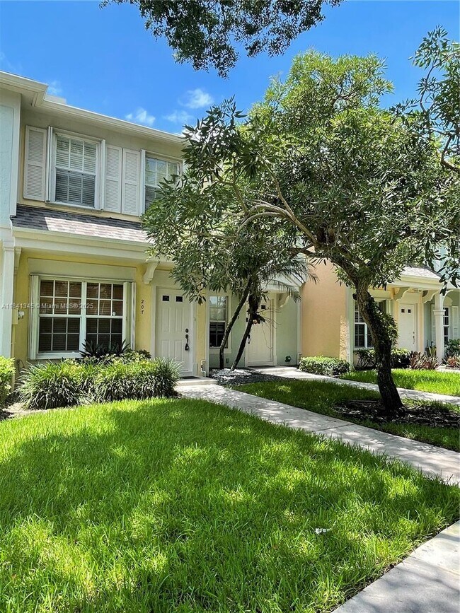 207 Mallory Ct in Weston, FL - Building Photo - Building Photo