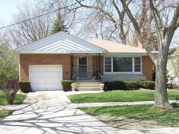 711 Locust Rd in Wilmette, IL - Building Photo