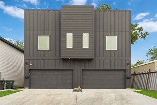 4513 Reed Rd in Houston, TX - Building Photo