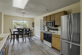 2166 Mossy Creek Dr in San Antonio, TX - Foto de edificio - Building Photo