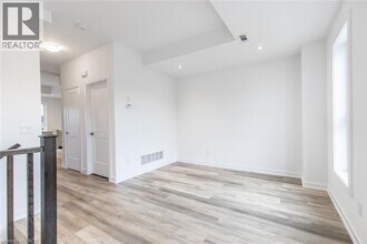 70 Kenesky Dr in Waterdown, ON - Building Photo - Building Photo