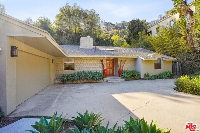 property at 1323 Roscomare Rd