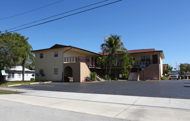 1905 Winkler Ave in Ft. Myers, FL - Foto de edificio - Building Photo