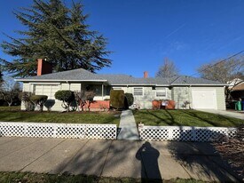 3505 NE Ainsworth St in Portland, OR - Building Photo