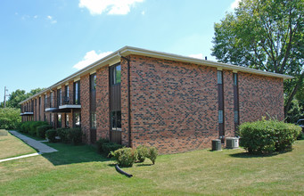 Windsong Court Apartments in Racine, WI - Building Photo - Building Photo