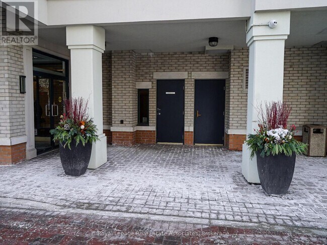 2 Aberfoyle Crescent in Toronto, ON - Building Photo - Building Photo