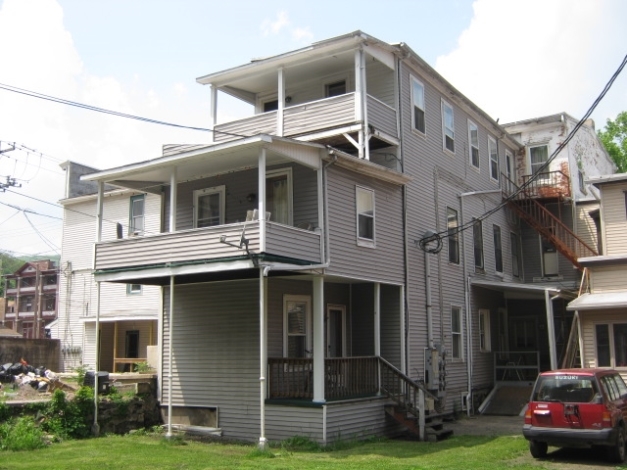 326 W Broad St in Tamaqua, PA - Foto de edificio