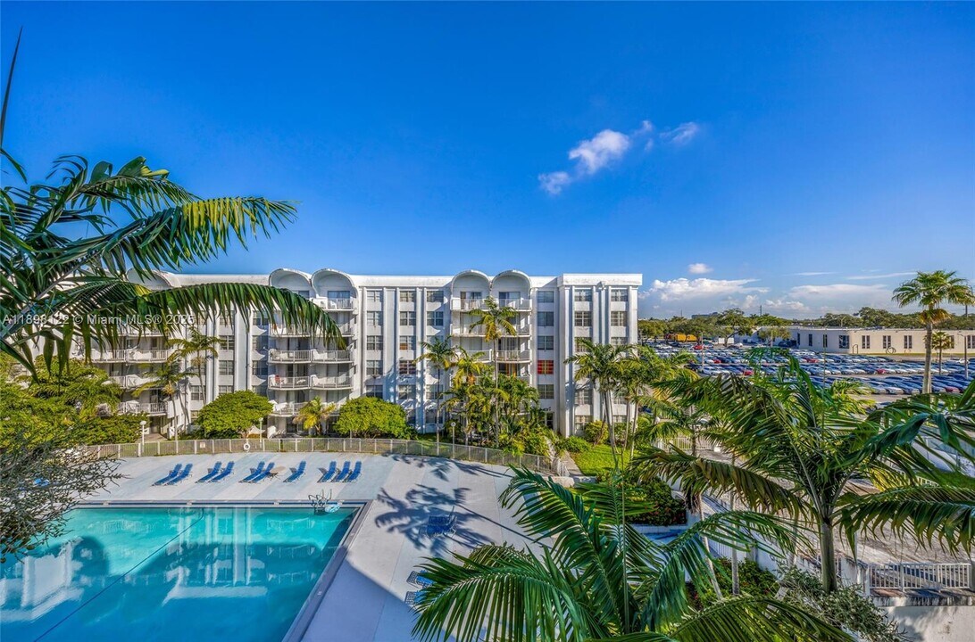 492 NW 165th St in Miami, FL - Building Photo