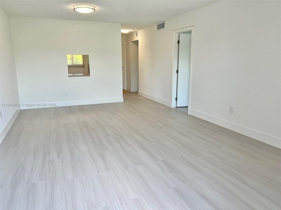 7860 Camino Real in Miami, FL - Building Photo