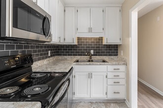 Mendenhall Square in Greensboro, NC - Foto de edificio - Building Photo