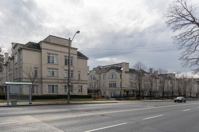 The Townhouses of Hogg's Hollow in Toronto, ON - Building Photo - Building Photo