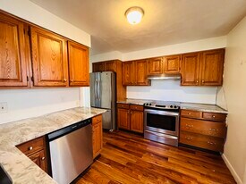 30 John Smith Dr in West Hartford, CT - Building Photo