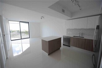 5252 NW 85th Ave in Doral, FL - Building Photo - Building Photo